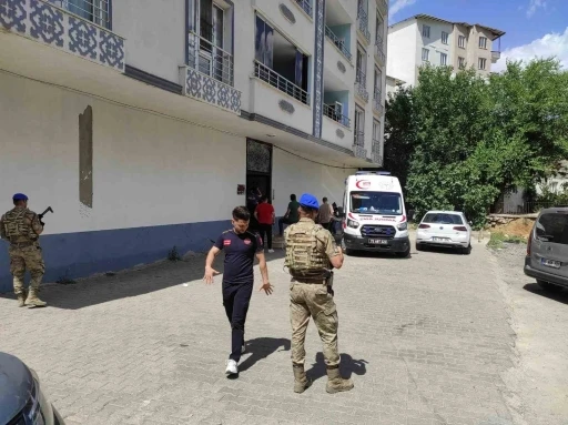 Batman’da psikolojik sorunları olan şahıs, tahra ile ailesini rehin aldı
