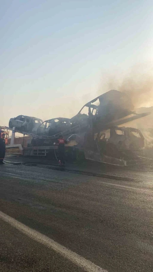 Batman’da sıfır kilometre 5 lüks araç, yüklü olduğu tırla yanarak hurdaya döndü
