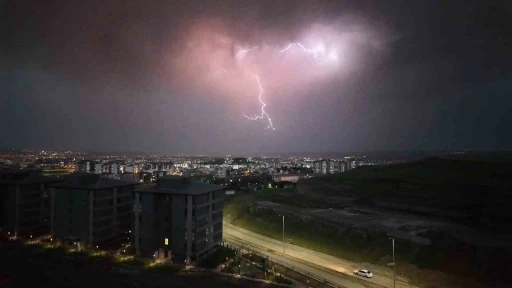 Batman&rsquo;da şimşekler geceyi aydınlattı
