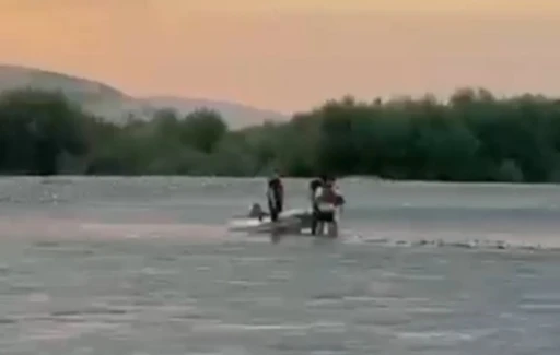 Batman&rsquo;da suda mahsur kalan 2 kişi dalgı&ccedil; ekiplerince kurtarıldı
