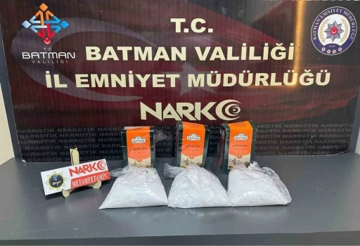 Batman&rsquo;da ş&uuml;pheli g&ouml;r&uuml;len takside 3 kilo metamfetamin ele ge&ccedil;irildi: 2 tutuklama
