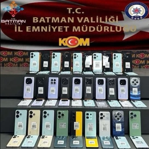 Batman’da takibe alınan otomobilde kaçak telefonlar ele geçirildi
