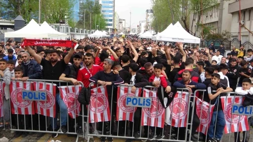 Batman’da taraftarlar Petrolspor maçını dev ekranda izledi
