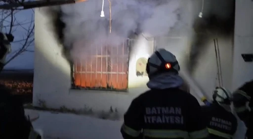 Batman&rsquo;da tek katlı ev alevlere teslim oldu
