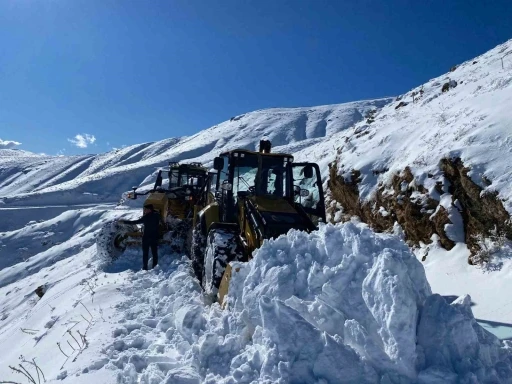 Batman&rsquo;da ulaşıma kapanan 500&rsquo;&uuml;n &uuml;zerindeki yerleşim yeri yolu i&ccedil;in &ccedil;alışmalar s&uuml;r&uuml;yor
