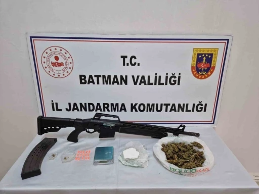 Batman&rsquo;da uyuşturucu operasyonu: Kokain ve skunk ele ge&ccedil;irildi, 1 kişi tutuklandı
