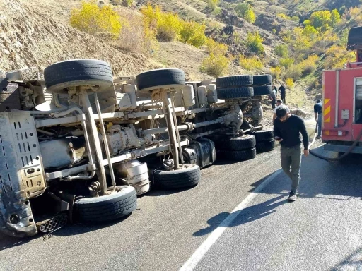 Batman’da virajı alamayan asfalt yüklü kamyon devrildi
