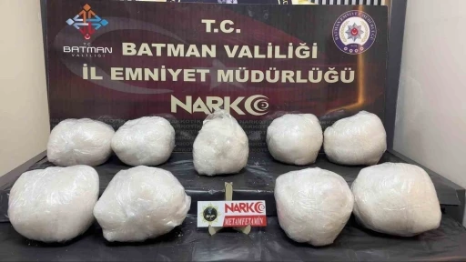 Batman&rsquo;da yağ tenekelerine gizlenmiş vaziyette 45 kilo metamfetamin ele ge&ccedil;irildi
