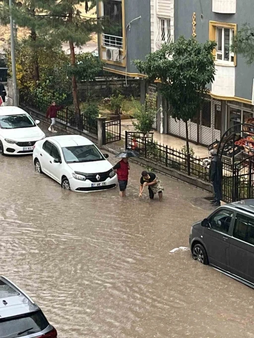 Batman’da yağış cadde ve sokakları göle çevirdi, vatandaş rögarları kendi imkanlarıyla açtı
