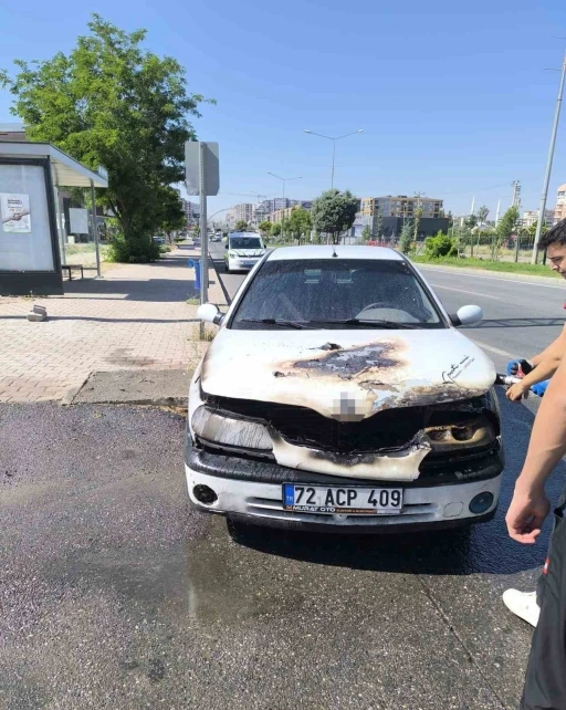 Batman&rsquo;da yanan otomobil itfaiye ekiplerince s&ouml;nd&uuml;r&uuml;ld&uuml;
