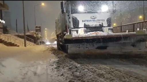Batman&rsquo;da yoğun kar yağışı s&uuml;r&uuml;c&uuml;lere zor anlar yaşattı
