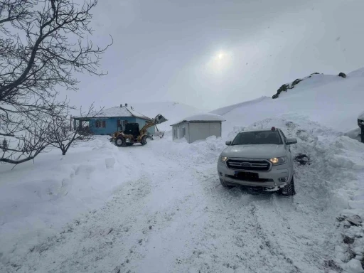 Battalgazi Belediyesi ekipleri, sağlık &ccedil;alışanlarını iş makinesiyle hastaya ulaştırdı
