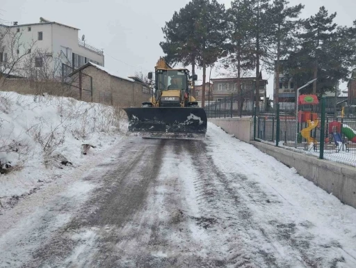 Battalgazi Belediyesi&rsquo;nden okul bah&ccedil;elerinde kar temizliği
