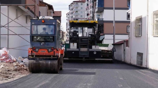 Battalgazi&rsquo;de asfalt &ccedil;alışmaları s&uuml;r&uuml;yor
