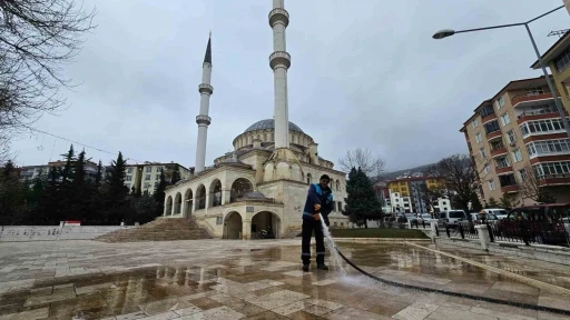 Battalgazi&rsquo;de bayram &ouml;ncesi cami ve mezarlıklar temizleniyor
