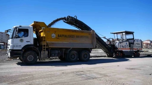Battalgazi&rsquo;de s&ouml;k&uuml;len asfalt kırsal yollarda değerlendiriliyor
