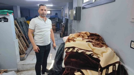 Battaniyenin i&ccedil;inden &ccedil;ıkan para ve c&uuml;zdanları teslim etti, yaşlı kadın poşeti sordu
