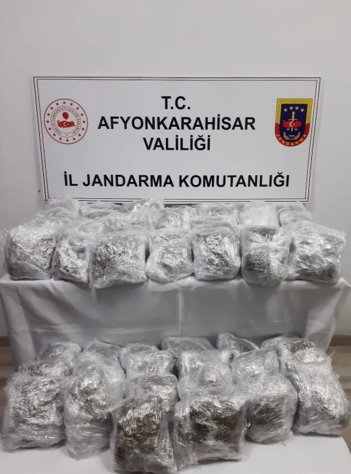 Bavulların içerisinden yaklaşık 17 kilogram uyuşturucu çıktı
