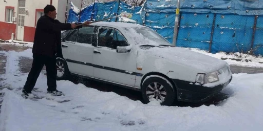 Bayburt’a yaz bir türlü gelemedi: Kent beyaz örtüyle yeniden kaplandı
