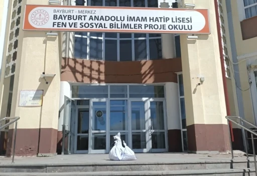 Bayburt Anadolu İHL &ouml;ğrencileri 55 kilogram atık pil topladı

