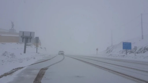 Bayburt-Erzurum kara yolunda mayıs ayında kar yağışı
