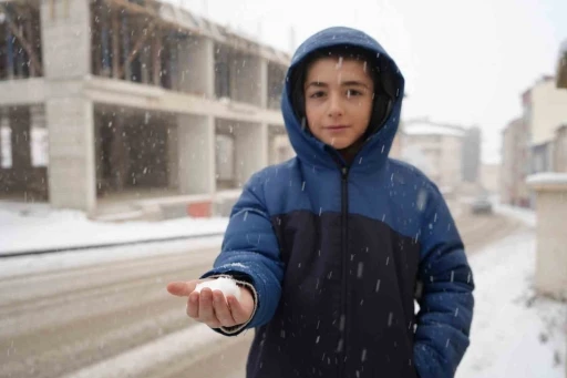 Bayburt g&uuml;ne kar yağışıyla uyandı: Kent beyaza b&uuml;r&uuml;nd&uuml;
