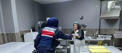 Bayburt jandarması kadın esnaf ve &ouml;ğretmenlerin kadınlar g&uuml;n&uuml;n&uuml; kutladı
