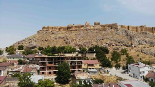Bayburt Kent Konseyi’nden tarihi Bayburt Kalesi’nin önünde yükselen binaya tepki
