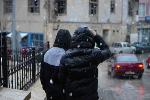 Bayburt kent merkezinde ve y&uuml;ksek kesimlerde kar yağışı etkili oldu
