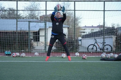 &rsquo;Bayburt&rsquo; m&uuml;d&uuml;r hem ismiyle hem de 40 yıllık futbol tutkusuyla dikkat &ccedil;ekiyor

