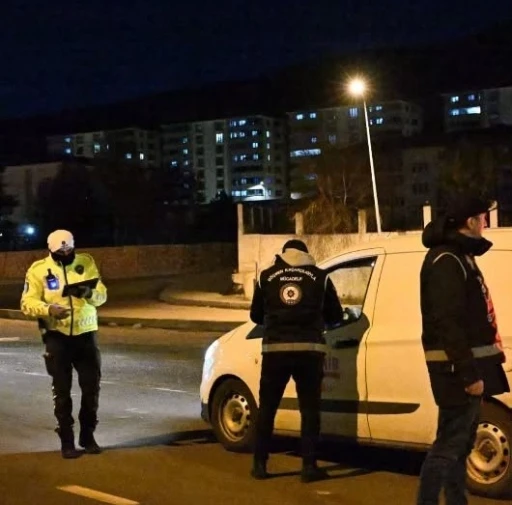 Bayburt polisi huzur ve g&uuml;ven i&ccedil;in denetimlerini s&uuml;rd&uuml;r&uuml;yor
