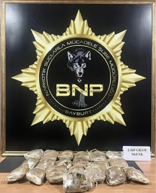 Bayburt&rsquo;ta 2 kilo 369 gram skunk ile yakalanan ş&uuml;pheli tutuklandı
