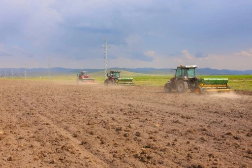 Bayburt’ta 300 dekar mera alanında ekim ve gübreleme çalışması yapıldı
