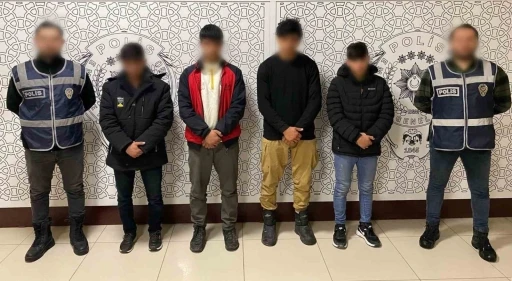 Bayburt’ta 5 düzeniz göçmen ve 3 insan taciri yakalandı
