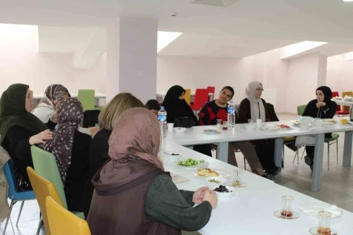 Bayburt&rsquo;ta annelere otizmli &ccedil;ocukların ergenlik s&uuml;reci anlatıldı
