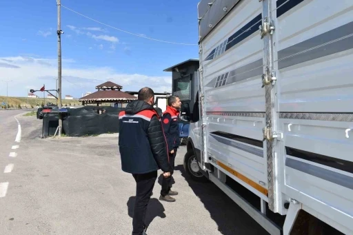 Bayburt&rsquo;ta bayram &ouml;ncesi hayvan sevkiyatlarına sıkı denetim
