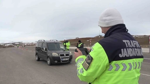 Bayburt&rsquo;ta bayram trafiği mercek altında: Karadan ve havadan sıkı denetim
