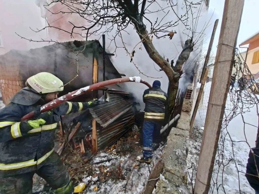 Bayburt&rsquo;ta garaj ve depo olarak kullanılan alanda &ccedil;ıkan yangın s&ouml;nd&uuml;r&uuml;ld&uuml;
