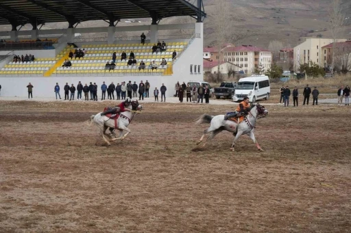 Bayburt&rsquo;ta gelenek bozulmadı: Ramazan Bayramı ata sporu ciritle uğurlandı
