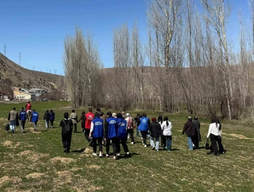 Bayburt&rsquo;ta gen&ccedil;ler &ccedil;iftlikte ekranlardan uzak bir g&uuml;n ge&ccedil;irdi
