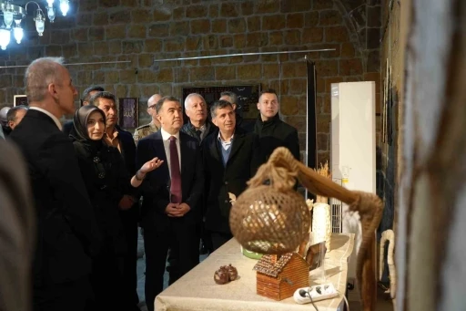 Bayburt&rsquo;ta geri d&ouml;n&uuml;ş&uuml;m malzemeleri kadın eliyle sanata d&ouml;n&uuml;şt&uuml;
