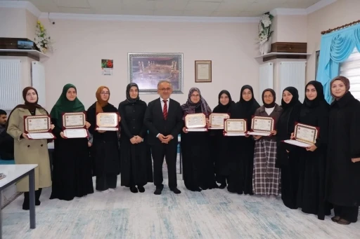 Bayburt&rsquo;ta hafızlığını tamamlayan &ouml;ğrencilere belgeleri verildi

