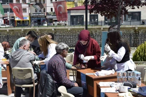 Bayburt’ta ‘Hipertansiyon Günü’ kapsamında vatandaşların tansiyonları ölçüldü
