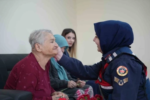 Bayburt&rsquo;ta huzurevi sakinlerine jandarma s&uuml;rprizi: B&uuml;y&uuml;klerin y&uuml;z&uuml; g&uuml;ld&uuml;

