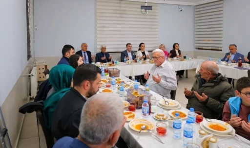 Bayburt&rsquo;ta huzurevi sakinleriyle g&ouml;n&uuml;l sofrası kuruldu
