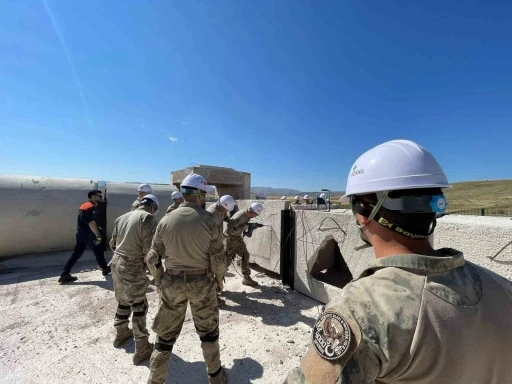 Bayburt&rsquo;ta jandarma personeline enkazda arama kurtarma eğitimi
