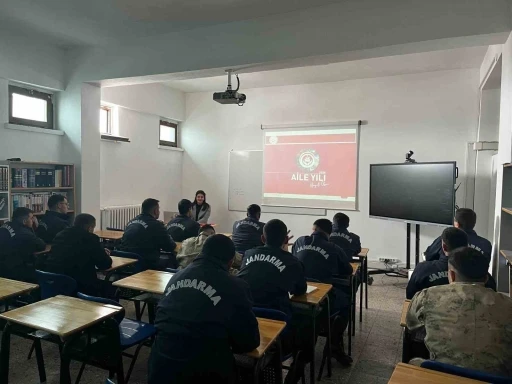 Bayburt’ta jandarma personeline ‘Kadına Şiddetle Mücadele’ eğitimi verildi
