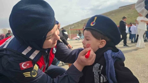 Bayburt&rsquo;ta jandarması 23 Nisan&rsquo;ı k&ouml;y okulunda &ouml;ğrencilerle kutladı
