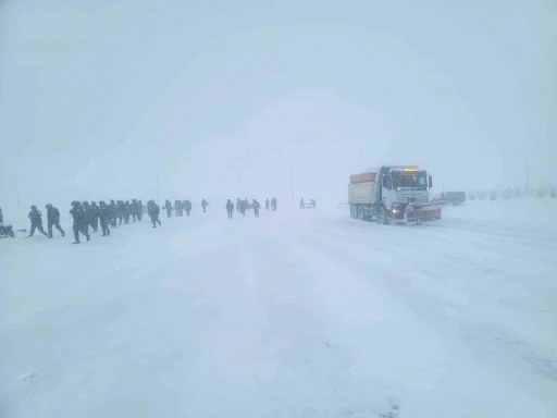 Bayburt&rsquo;ta kar nedeniyle yolda kalan s&uuml;r&uuml;c&uuml;lerin yardımına ekipler yetişti
