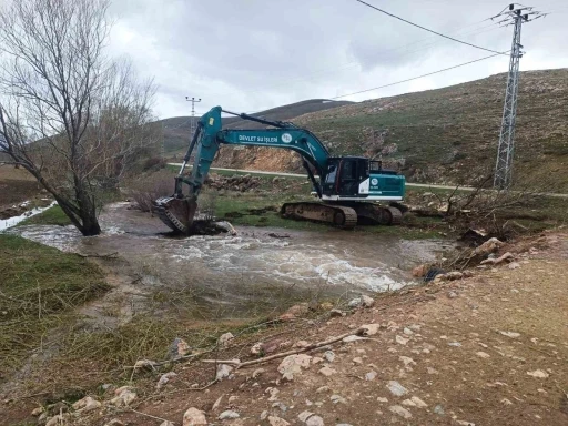 Bayburt&rsquo;ta kar sularına karşı dere yataklarında &ouml;nlem alındı
